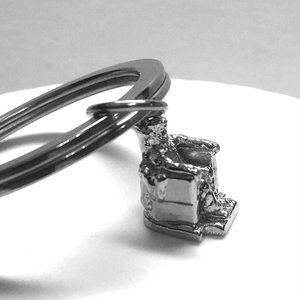 Abraham Lincoln sitting Statue Historic Figure Charm Gift Keyring Keychain